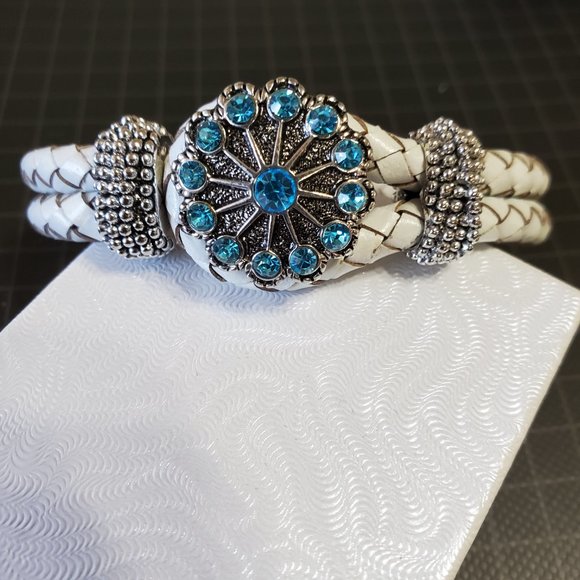 Ginger Snap/Interchangeable Button Snap Leather Noose Style Bracelet - Picture 2 of 7